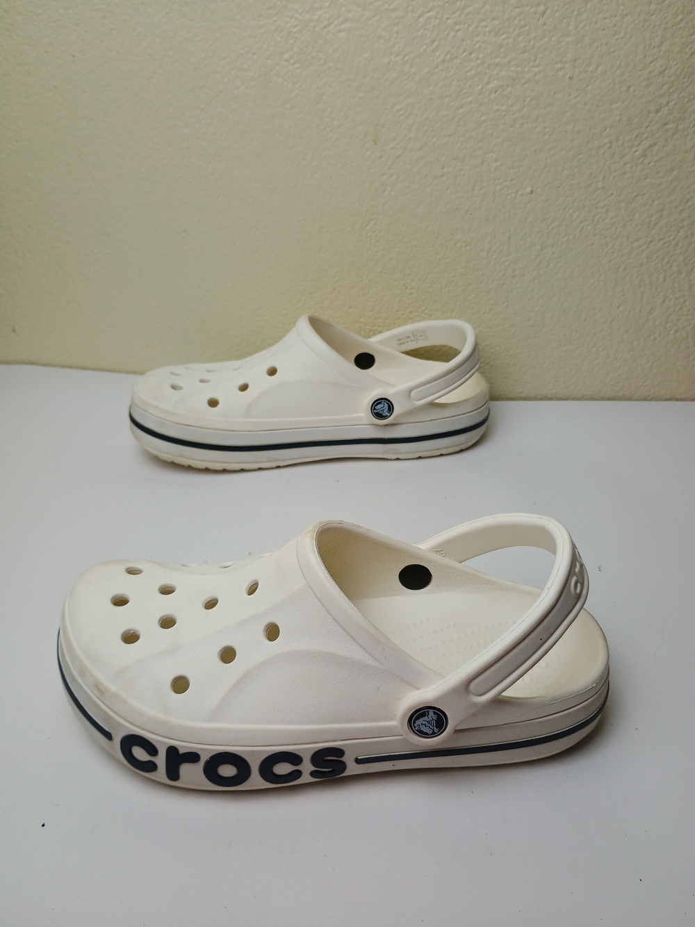CROCS Bayaband White Clog with Navy Logo Trim Unisex Women's-8 Men's -6